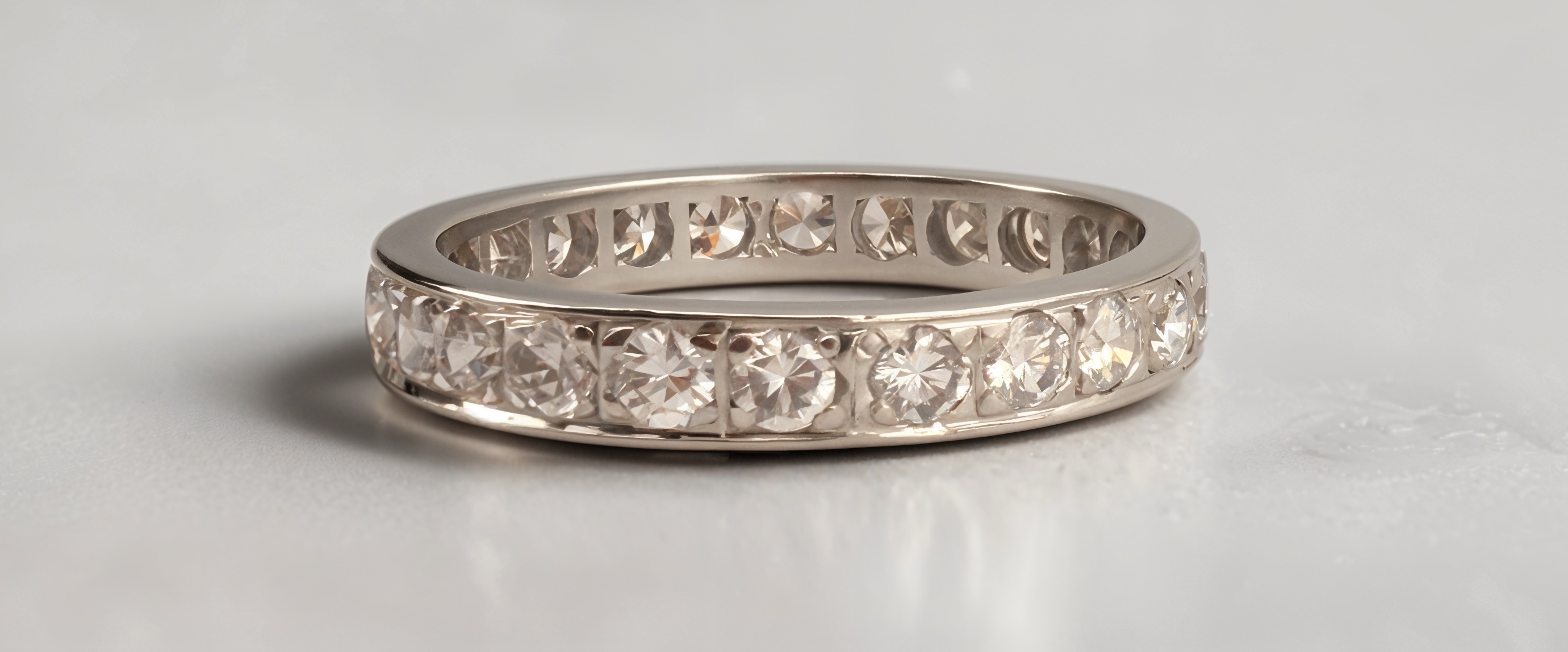 Zlatý eternity prsten s přírodními diamanty